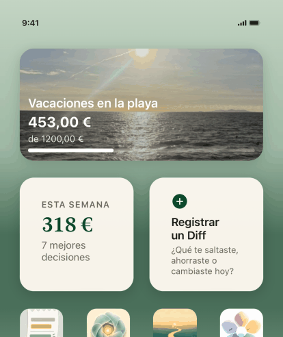 Una pantalla de inicio de iPhone con tres widgets de Keep the Diff: Anotar un Diff, el Diff de esta semana de trescientos diecisiete dólares de siete decisiones mejores, y la meta de vacaciones en la playa con su foto a cuatrocientos cincuenta y dos dólares de mil doscientos.