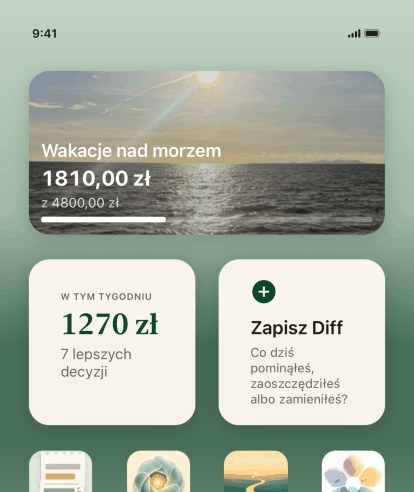 Ekran główny iPhone'a z trzema widżetami Keep the Diff: Zapisz Diff, Diff tego tygodnia w wysokości trzystu siedemnastu złotych z siedmiu lepszych decyzji, oraz cel wakacje nad morzem ze zdjęciem, przy czterystu pięćdziesięciu dwóch złotych z tysiąca dwustu.