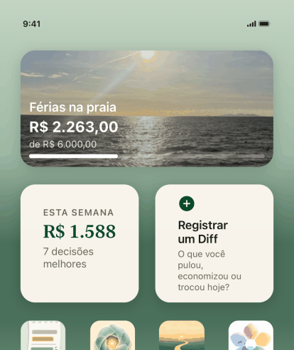 Uma tela inicial de iPhone com três widgets do Keep the Diff: Registrar um Diff, o Diff desta semana de trezentos e dezessete dólares a partir de sete decisões melhores, e a meta viagem à praia com sua foto em quatrocentos e cinquenta e dois dólares de mil e duzentos.