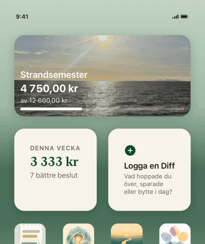 En iPhone-hemskärm med tre Keep the Diff-widgetar: Logga en diff, veckans Diff på trehundrasjutton dollar från sju bättre beslut, och målet Strandsemester med foto vid fyrahundrafemtiotvå av tolvhundra dollar.