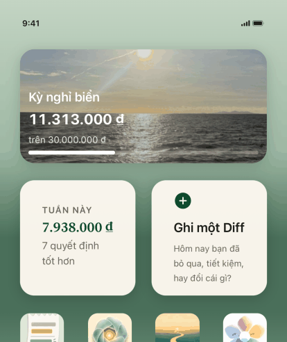 Màn hình chính iPhone với ba tiện ích Keep the Diff: Ghi một Diff, Diff tuần này 7.938.000 ₫ từ bảy quyết định tốt hơn, và mục tiêu kỳ nghỉ biển kèm ảnh, đạt 11.313.000 ₫ trên 30.000.000 ₫.